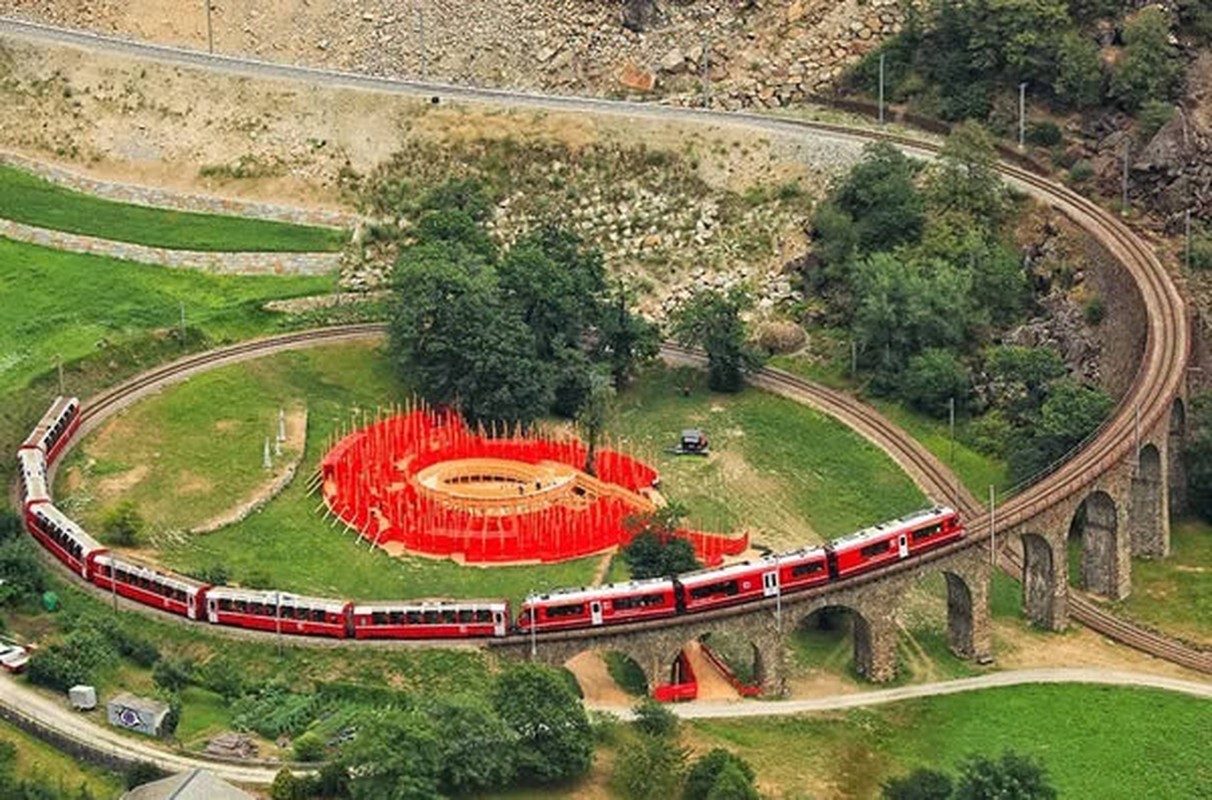 Duong tau len loi qua khu dan cu Ha Noi tren bao Tay-Hinh-6